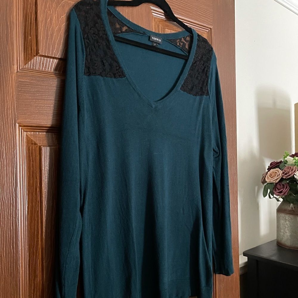 GREEN LACED NECK SWEATER 